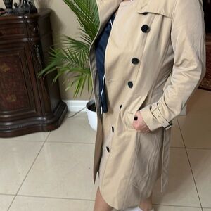 🧥 Authentic Long Burberry Coat - UK Size 6
,the coat is in fantastic shape.